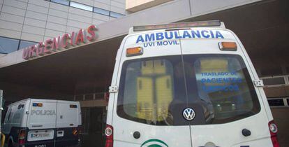  Una ambulancia frente a un centro sanitario en Andalucía, en una imagen de archivo. 