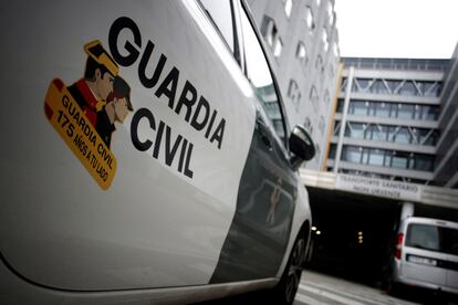 Un coche de la Guardia Civil en los aledaños del Complexo Hospitalario de A Coruña esta mañana.