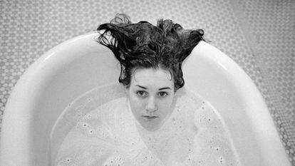 'Laurie en la bañera'. Pabellón 81, Hospital del Estado de Oregón, Salem, Oregón, Estados Unidos, 1976 © Mary Ellen Mark
