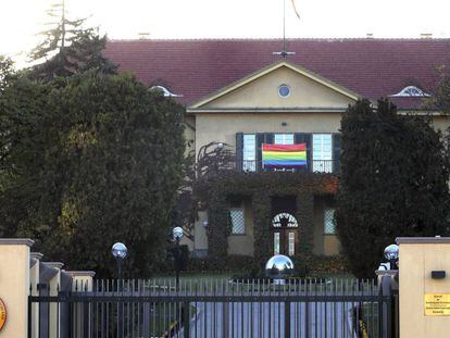 Una bandera arcoiris en la embajada alemana en Ankara protesta contra la prohibici&oacute;n de actos LGBTI en la capital turca.