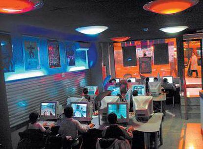 Internautas ante las pantallas del cibercafé madrileño Awac Vortex.