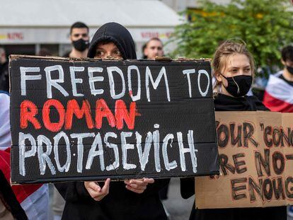 Protesta contra la detención de Roman Protasevich, este lunes en Varsovia.