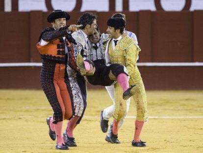 El banderillero Jos&eacute; Mar&iacute;a Amores, trasladado a la enfermer&iacute;a de la plaza, tras recibir una cornada en el muslo izquierdo.