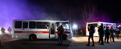 Los autobuses que trasladan a los evacuados de Wuhan por el coronavirus llegan a la localidad ucrania de Novye Sanzharii.