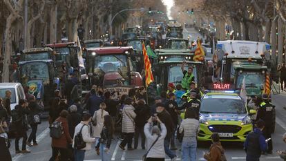 Los tractores de las protestas a su paso por el paseo de Gracia de Barcelona, este miércoles.