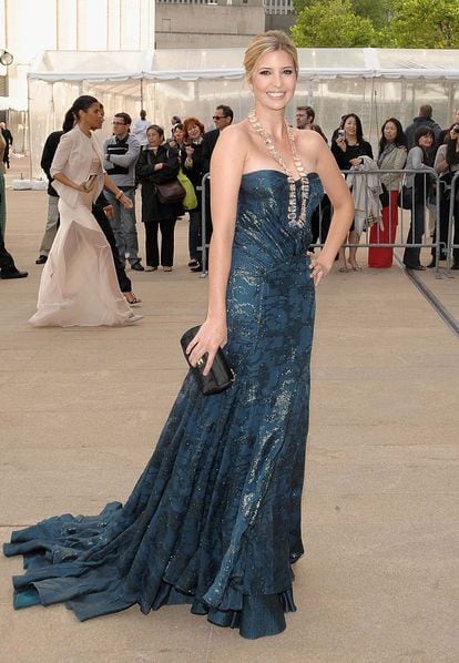 Ivanka Trump en 2009 eligió un vestido escote corazón y iridiscencias doradas.