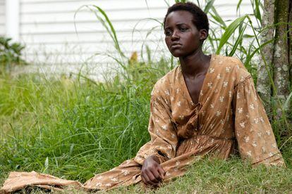La actriz interpreta a Patsey, un personaje que sufre fuertes abusos por su condición de esclava negra.