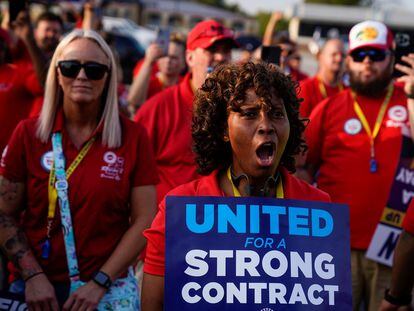 Trabajadores se manifiestan en apoyo de los huelguistas en la planta de ensamblaje de Ford de Louisville (Kentucky), el 21 de septiembre.