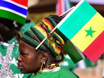 Una mujer con la bandera de Senegal en la reciente inauguración del puente Farafenni, que une el norte y el sur del país.
