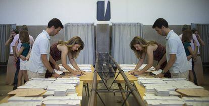 Una pareja vota en el colegio Las Calasancias de Sevilla.