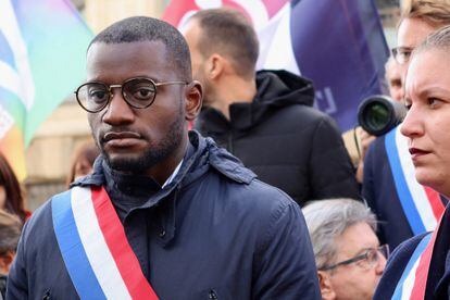 Carlos Martens Bilongo, diputado de La Francia Insumisa, este viernes en una protesta por los insultos racistas que le dirigió el día anterior otro parlamentario de Reagrupamiento Nacional, en París. 