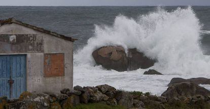 Olas en la costa de Baredo (Galicia), donde est&aacute; activada la alerta naranja.