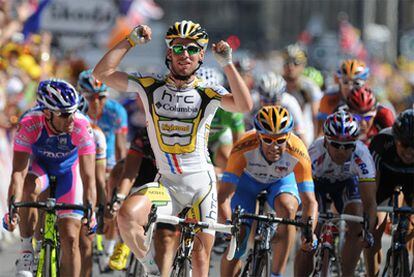 Mark Cavendish entra al esprint en Burdeos.