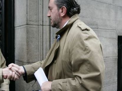 El juez Torres con Luis Armada, exgerente de Urbanismo de Madrid, tras el registro de su vivienda por el 'caso Guateque' en febrero de 2008.