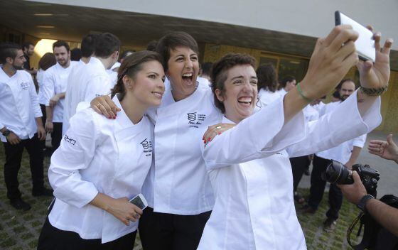 Algunos de los primeros alumnos que se graduan en el Basque Culinary.