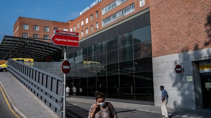 Entrada del Hospital Clínico San Carlos, en 2020.