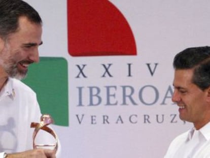 GRA009 VERACRUZ (M&Eacute;XICO), 08/12/2014.- El rey de Espa&ntilde;a, Felipe VI, junto al presidente de M&eacute;xico, Enrique Pe&ntilde;a Nieto (i), durante la clausura del X Encuentro Empresarial Iberoamericano, previo a la XXIV Cumbre Iberoamericana que se celebra en Veracruz (M&eacute;xico) EFE/JuanJo Martin