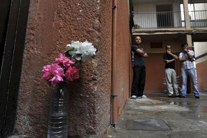 Flores en el lugar donde una mujer murió apuñalada por su pareja en Salt (Girona) el año pasado.