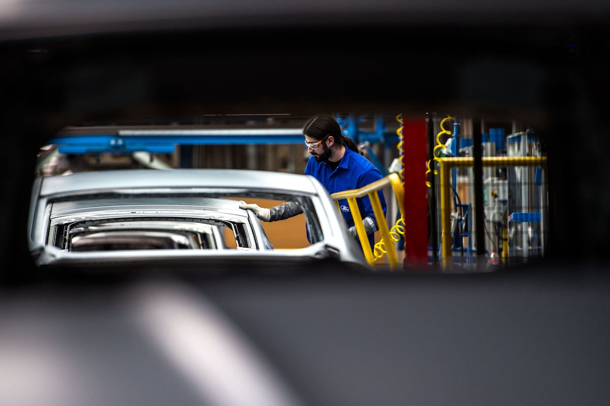 Ford no da detalles del nuevo coche que hará en Valencia y negociará un ERTE de dos meses más en la planta | Economía