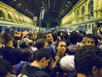 Immigrants esperen per pujar al tren que els portarà a Alemanya des de Budapest, l'1 de setembre del 2015.