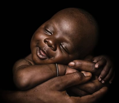 La vida de Youssouf se salvó gracias a que el Centro Comunitario de Salud de Koumatou en el que nació cuenta con un pozo de agua potable. Antes de su construcción gracias a UNICEF, los niños enfermaban frecuentemente y se les tenía que tratar con antibióticos a muy temprana edad. El 80% de las muertes prematuras entre neonatos se produce en África subsahariana y el sur de Asia.