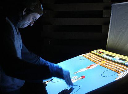 Un chico jugaba ayer con la instalación interactiva <b><i>Punch-out!!</b></i> en el Espacio Iniciarte de Sevilla.