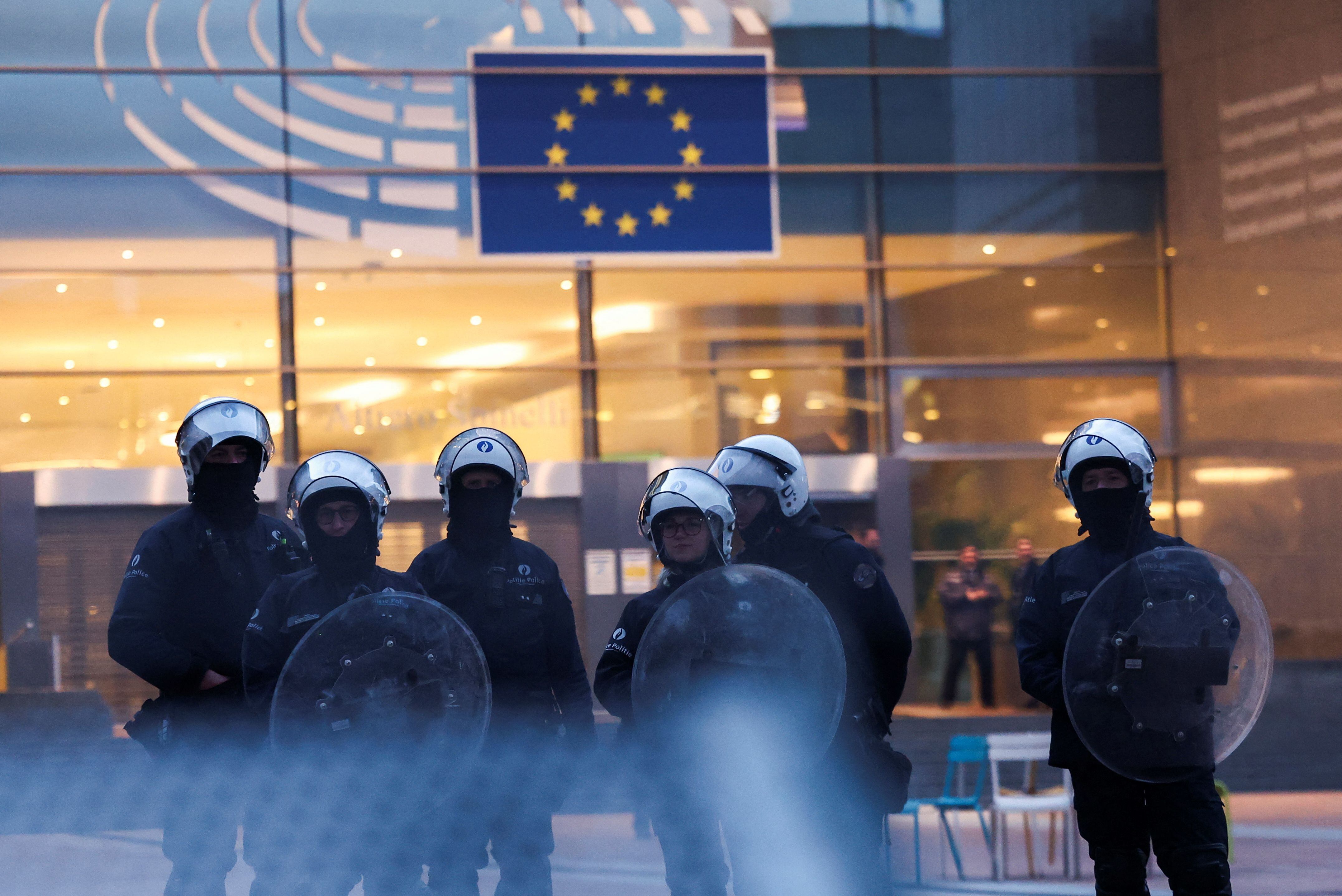 Agentes de policía protegen la sede de la Unión Europea durante la protesta de agricultores, este jueves en Bruselas.  