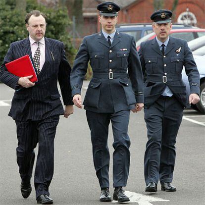 El médico del ejército del aire británico, Malcolm Kendall-Smith (centro) camina junto su abogado, antes del juicio.