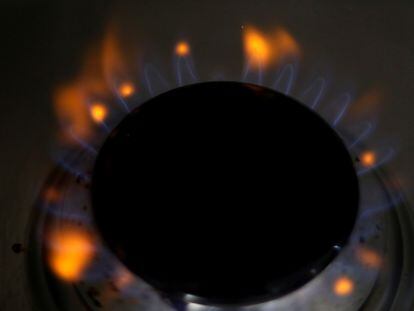 Un quemador encendido en una cocina de gas.