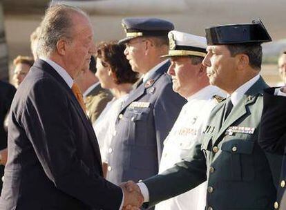 El Rey saluda a las autoridades militares nada más aterrizar ayer en Mallorca.