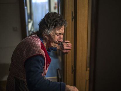 Carmen Martínez Ayuso, de 85 años, llora durante su desahucio.