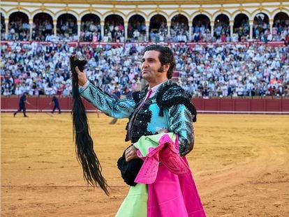 Morante de la Puebla pasea las dos orejas y el rabo del toro 'Ligerito'.