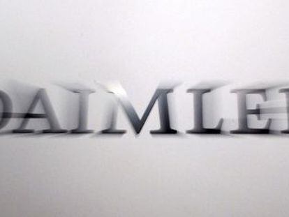 El logotipo del fabricante automovil&iacute;stico alem&aacute;n Daimler AG. EFE/Archivo