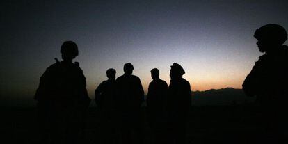 Soldats nord-americans i policies afganesos el 2009 prop de l'aeròdrom de Bagram, l'Afganistan.