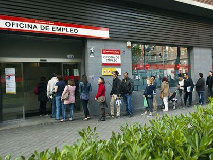 Gente haciendo cola en la puerta de una oficina de empleo en Madrid