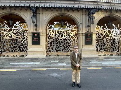 El artista Jaume Plensa junto a las puertas 'Constel·lacions' instaladas a la entrada del Liceu de Barcelona.