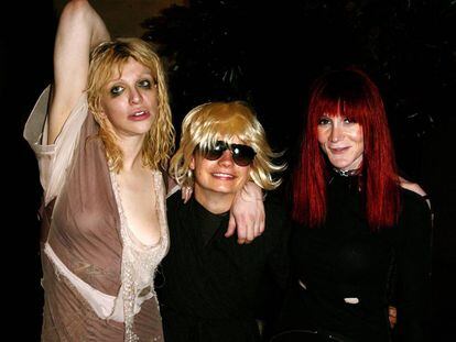 Desde la izquierda, la cantante Courtney Love, JT LeRoy (Savannah Knoop) y Laura Albert (Speedy), en una fiesta en 2003.