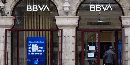 Un hombre entra en una sucursal bancaria del BBVA en Valladolid.