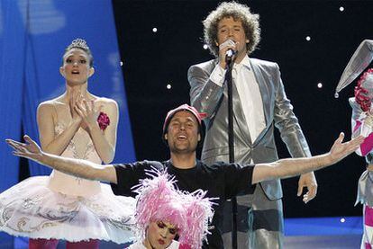 Jaume Marquet i Cot, arrodillado y con los brazos extendidos, en plena actuación del representante español en el pasado Festival de Eurovisión.