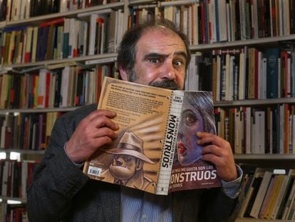 El escritor Rafael Reig, en 2018 en la librería Rafael Alberti de Madrid con el libro 'Lo que más me gusta son los monstruos', de Emil Ferris.
