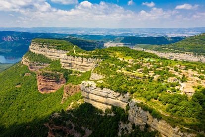 Vista de los acantilados a los que se asoma el pueblo barcelonés de Tavertet.
