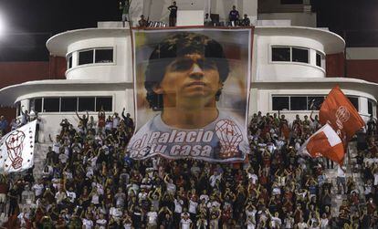 Aficionados del Gimnasia y Esgrima, en su estadio, El Bosque, con símbolos de Maradona.