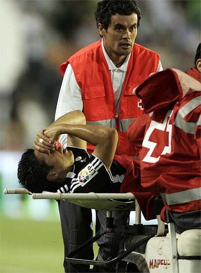 Cicinho, lesionado en el partido frente al Betis