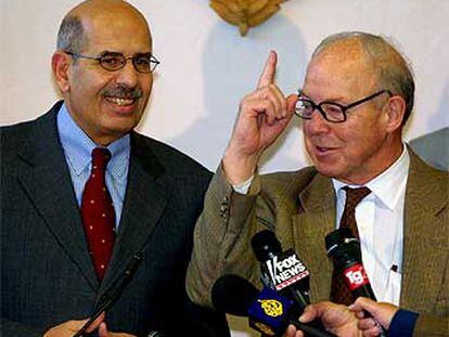 El jefe de los inspectores, Hans Blix (derecha), junto al director de la OIEA, Mohamed el Baradei.