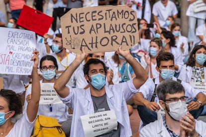 Un grupo de profesionales sanitarios se manifiesta en Barcelona por las malas condiciones laborales el pasado 21 de septiembre.
