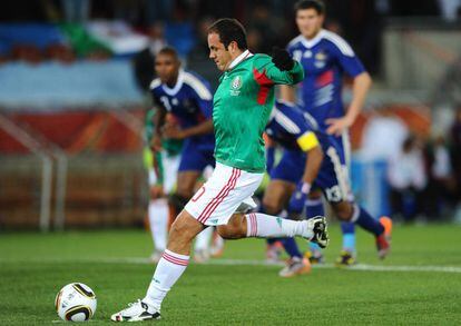 Blanco tira su último penalti con el seleccionado de México en el Mundial de 2010.