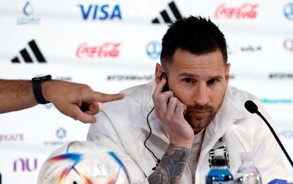 Lionel Messi comparece ante los medios en Doha, Qatar, el día antes de que la selección argetina debute en el Mundial.  