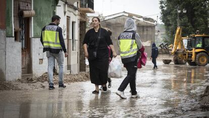 El barrio de la Canterería, en Ontinyent, ha quedado inundado tras las fuertes lluvias.