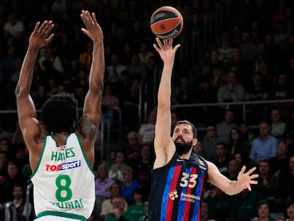 Nikola Mirotic trata de anotar ante Kevarrius Hayes durante el encuentro de Euroliga entre el Barcelona y el Zalgiris de la fase regular en el Palau Blaugrana.