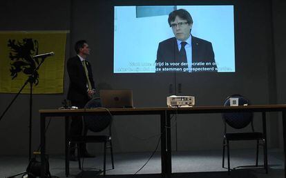 Carles Puigdemont, en el v&iacute;deo que anoche envi&oacute; al congreso de los nacionalistas flamencos.